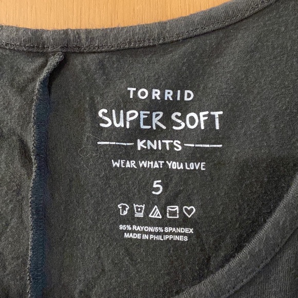 Torrid Super Soft Knits Olive Green Floral Cold Shoulder Tee Shirt Plus Size 5 - Picture 4 of 13